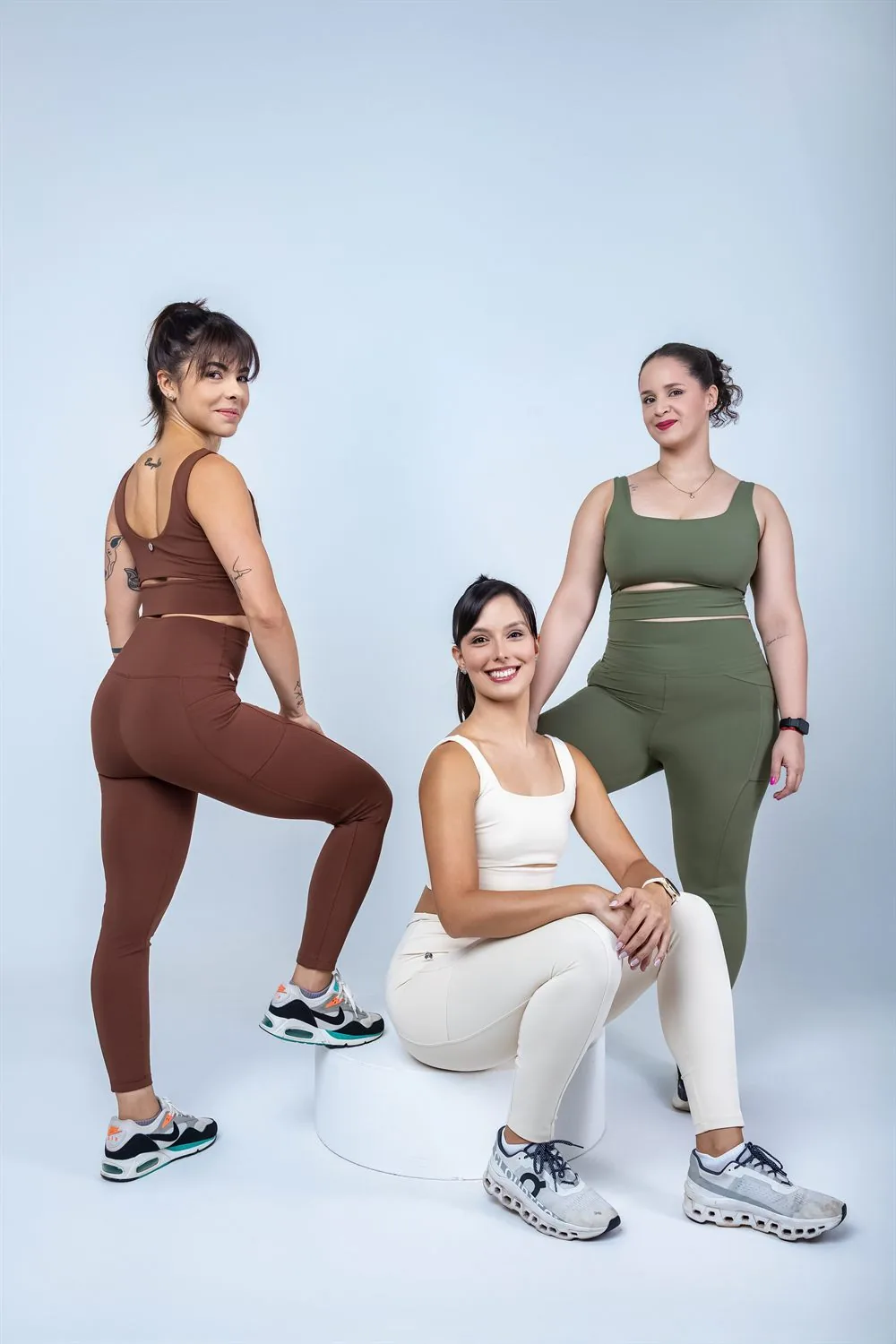 Três mulheres vestindo peças Hoof